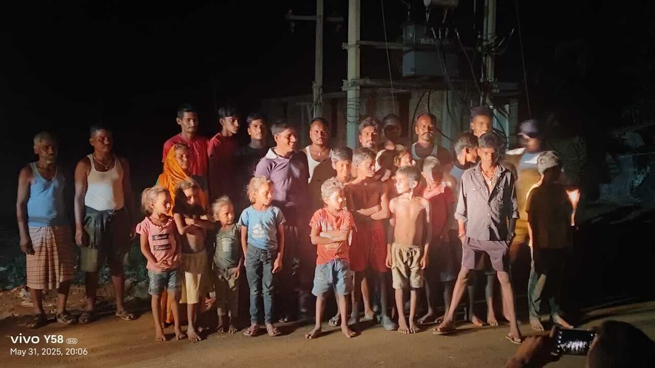 ट्रांसफॉर्मर जलने से तीन दिनों से अंधेरे में डूबा है मोथाबाड़ी गांव