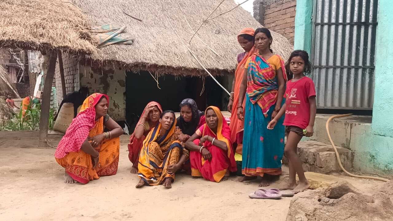 पोस्टमार्टम के बाद तीनों बच्चों का शव एक साथ गांव पहुंचते ही मचा कोहराम