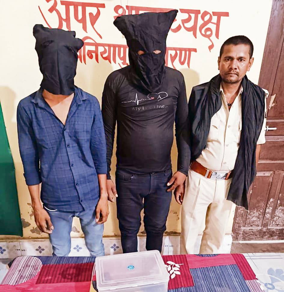 Saran News : आर्केस्ट्रा में अवैध हथियार लहराने वाला युवक गिरफ्तार