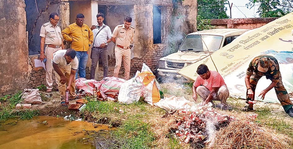 Saran News : 175 लीटर अंग्रेजी व 52 लीटर देसी शराब का किया गया विनष्टीकरण