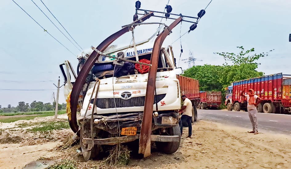 Saran News : ट्रक की टक्कर से 33 केवीए फीडर के बिजली का पोल टूटा