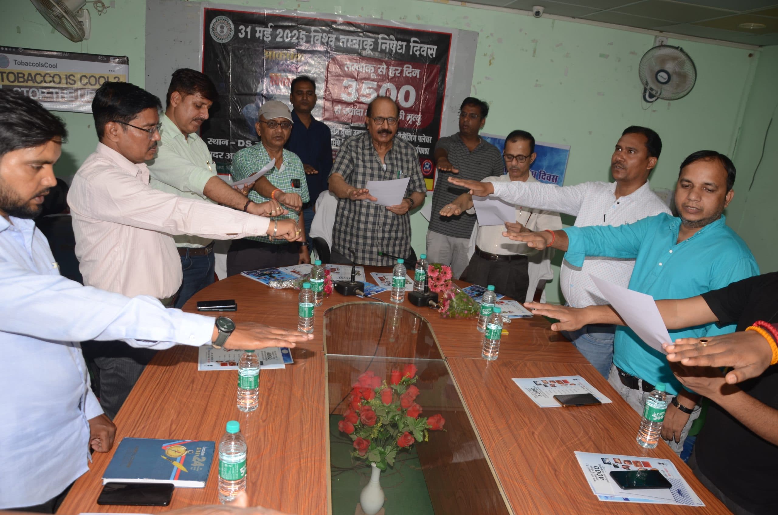 Deoghar news : चिकित्सकों व स्वास्थकर्मियों को नशा नहीं करने की दिलायी गयी शपथ, जागरुकता रैली निकाली