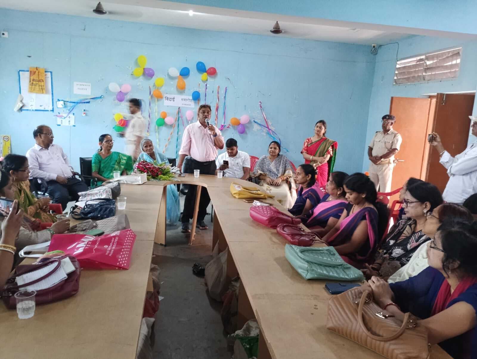 मधुपुर में पर्यवेक्षिका को दी गयी विदाई