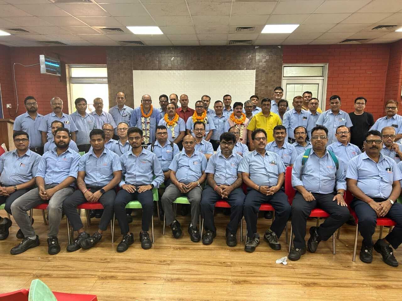 Jamshedpur news. टिमकेन कंपनी से सेवानिवृत्त चार कर्मियों को यूनियन ने दी विदाई