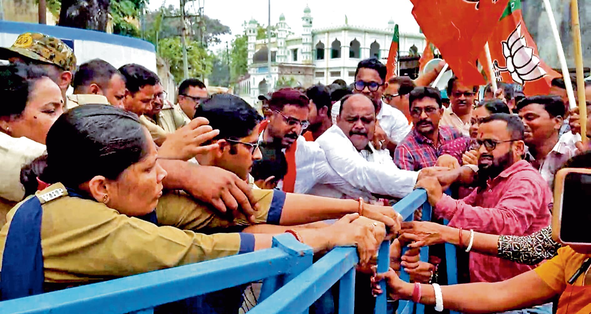 रामपुरहाट थाने का भाजपा ने किया घेराव