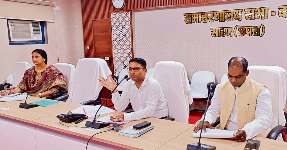 Saran News : एक भी मुआवजा पेंडिंग नहीं रहना चाहिए, नहीं तो होगी करवाई : डीएम