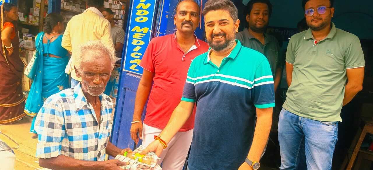 मारवाड़ी युवा मंच ने जूस व गमछे का किया वितरण