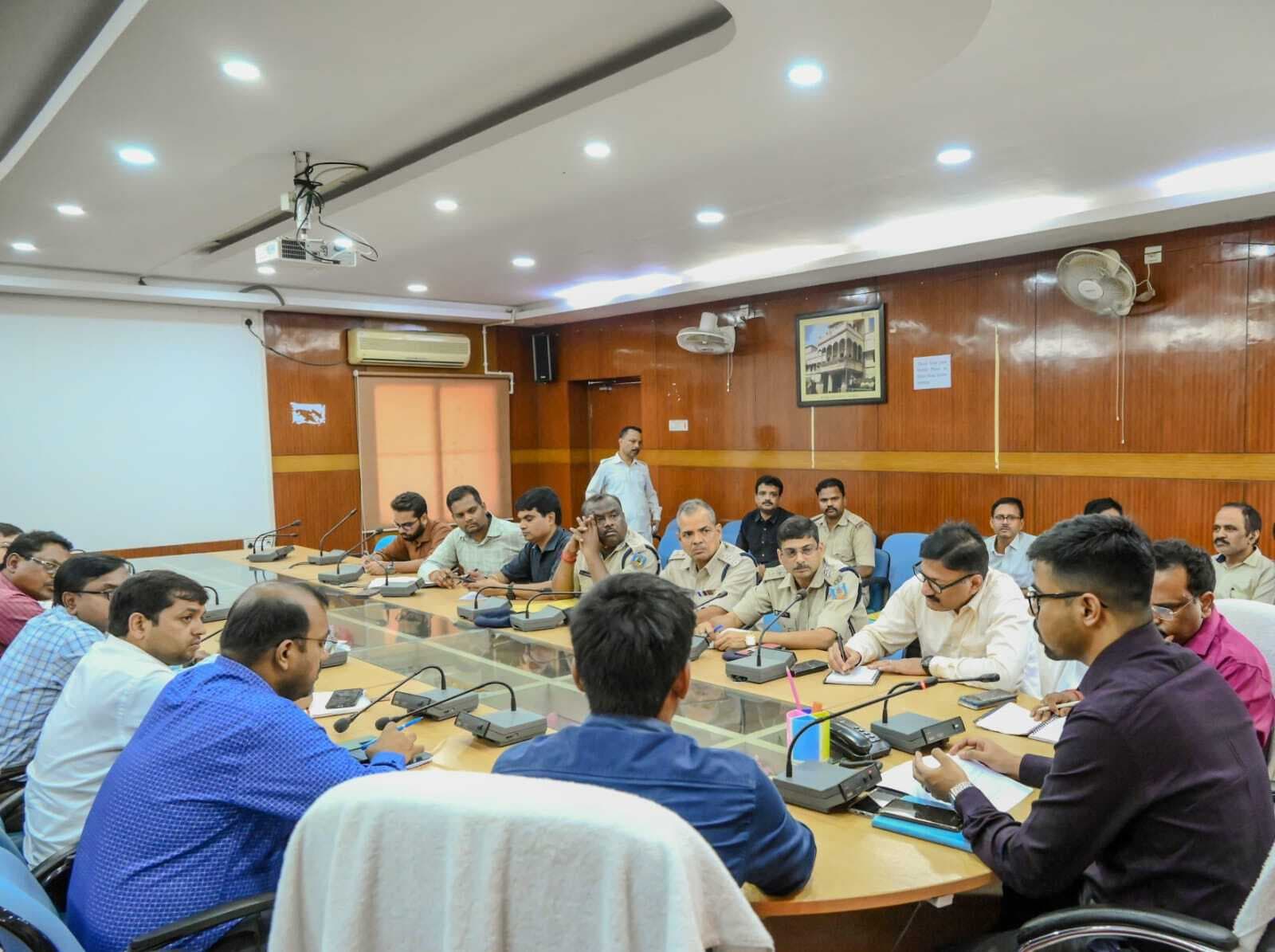 Deoghar News : राष्ट्रपति के आवागमन रूट की सड़कों की मरम्मत करवायें और मार्गों से अतिक्रमण हटायें : डीसी