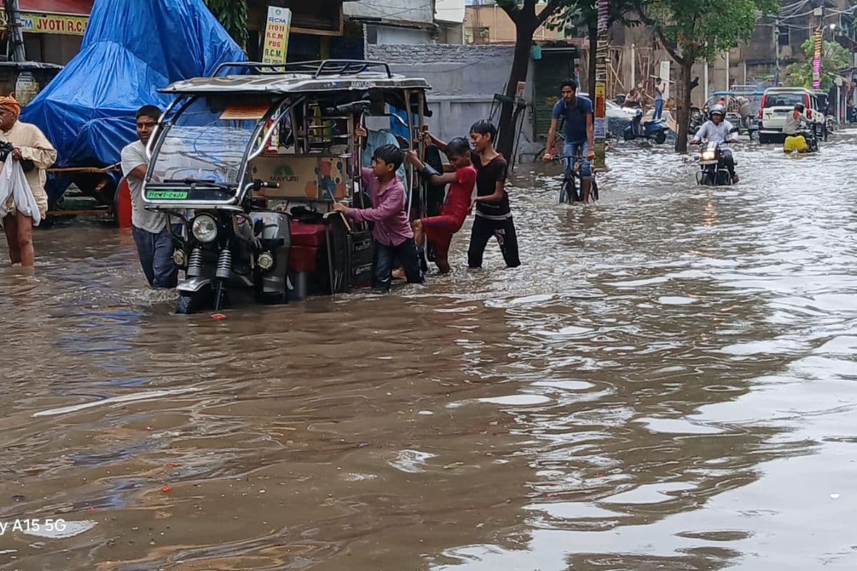 gaya news | The first rain in Gaya became a disaster, waterlogging from roads to municipal office