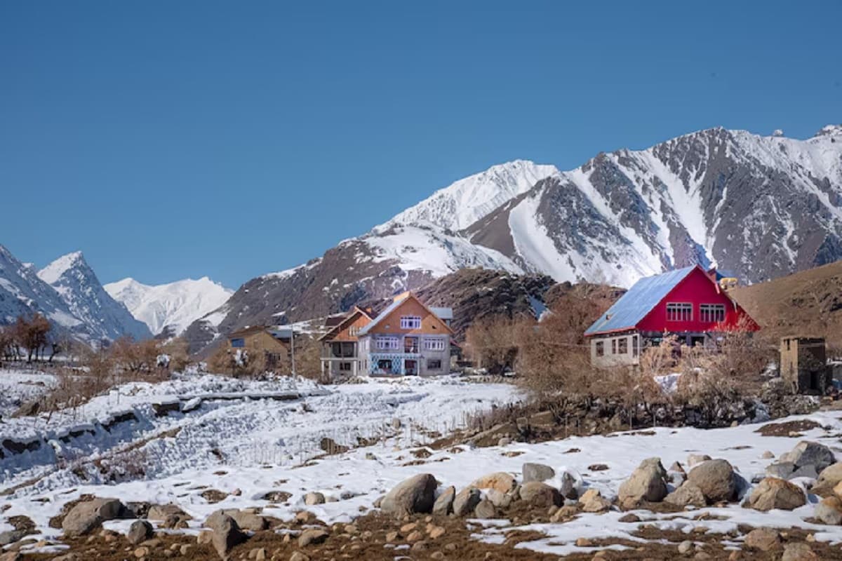 Himachal Pradesh Tourist Place: आधा भारत नहीं जानता हिमाचल प्रदेश का छुपा हुआ ये गाँव, जानिए कैसे पहुंचे यहां