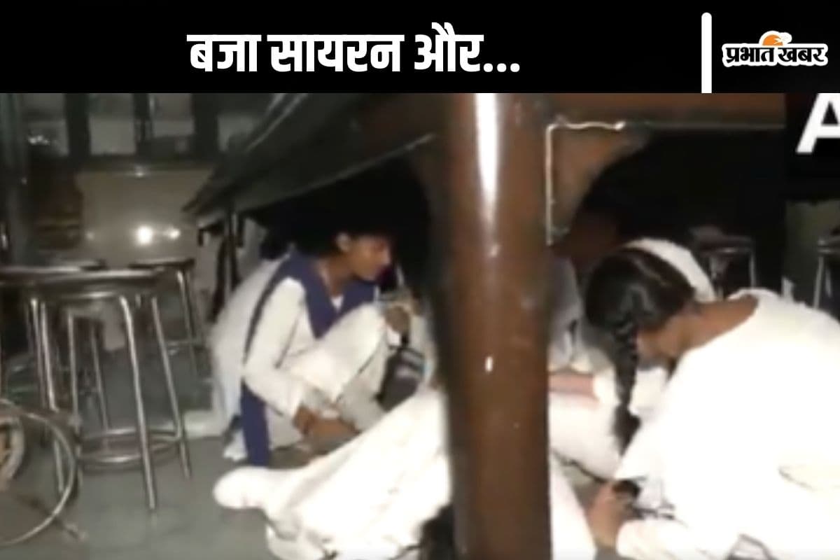 Mock Drill : सायरन बजते ही टेबल के नीचे घुस गईं छात्राएं