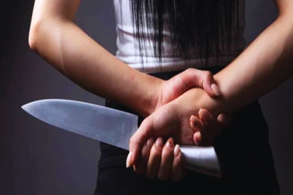 ऑर्केस्ट्रा से लौट रही डांसर को टेंपो से बाल पकड़कर खींचा, छेड़खानी से तंग युवती ने तीन मनचलों को मारा चाकू