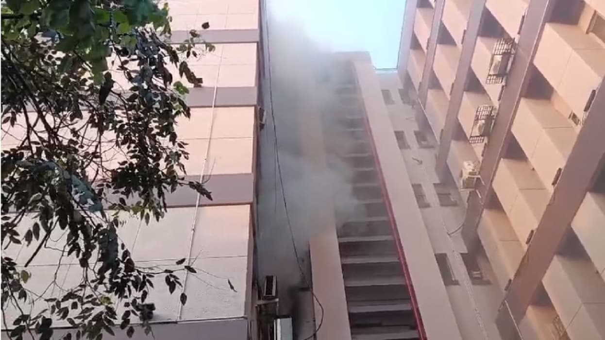 Bihar News: पटना के LIC बिल्डिंग में लगी भीषण आग, भारी नुकसान की आशंका