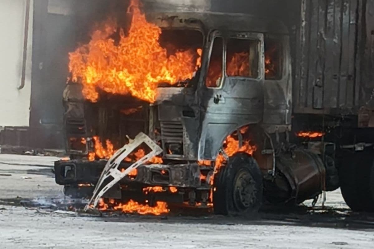 पटना में शॉर्ट सर्किट से ट्रेलर में लगी भीषण आग, करोड़ों रुपये की 25 बाइकें जलकर खाक