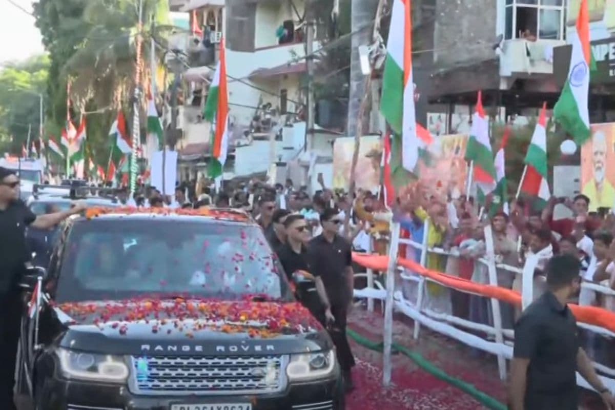 पटना में पीएम मोदी का भव्य रोड शो शुरू, सड़कों पर तिरंगा लिए खड़े हैं हजारों लोग