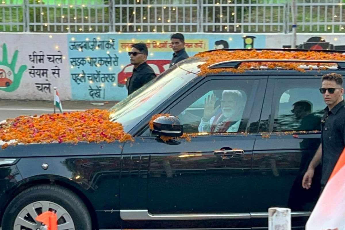 BJP ऑफिस में 70 मिनट की बैठक खत्म, डिप्टी CM विजय सिन्हा के घर के लिए रवाना हुए पीएम मोदी