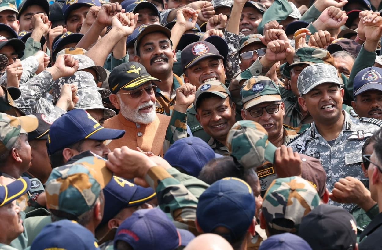 आदमपुर एयरबेस पहुंचे पीएम मोदी, जवानों का बढ़ाया हौसला