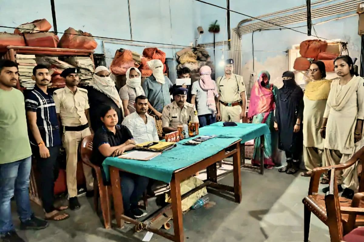 विदेशी शराब की तस्करी में रंगे हाथ पकड़ा गया प्रेमी जोड़ा, बिहार में लग्जरी बस से कर रहे थे सप्लाई