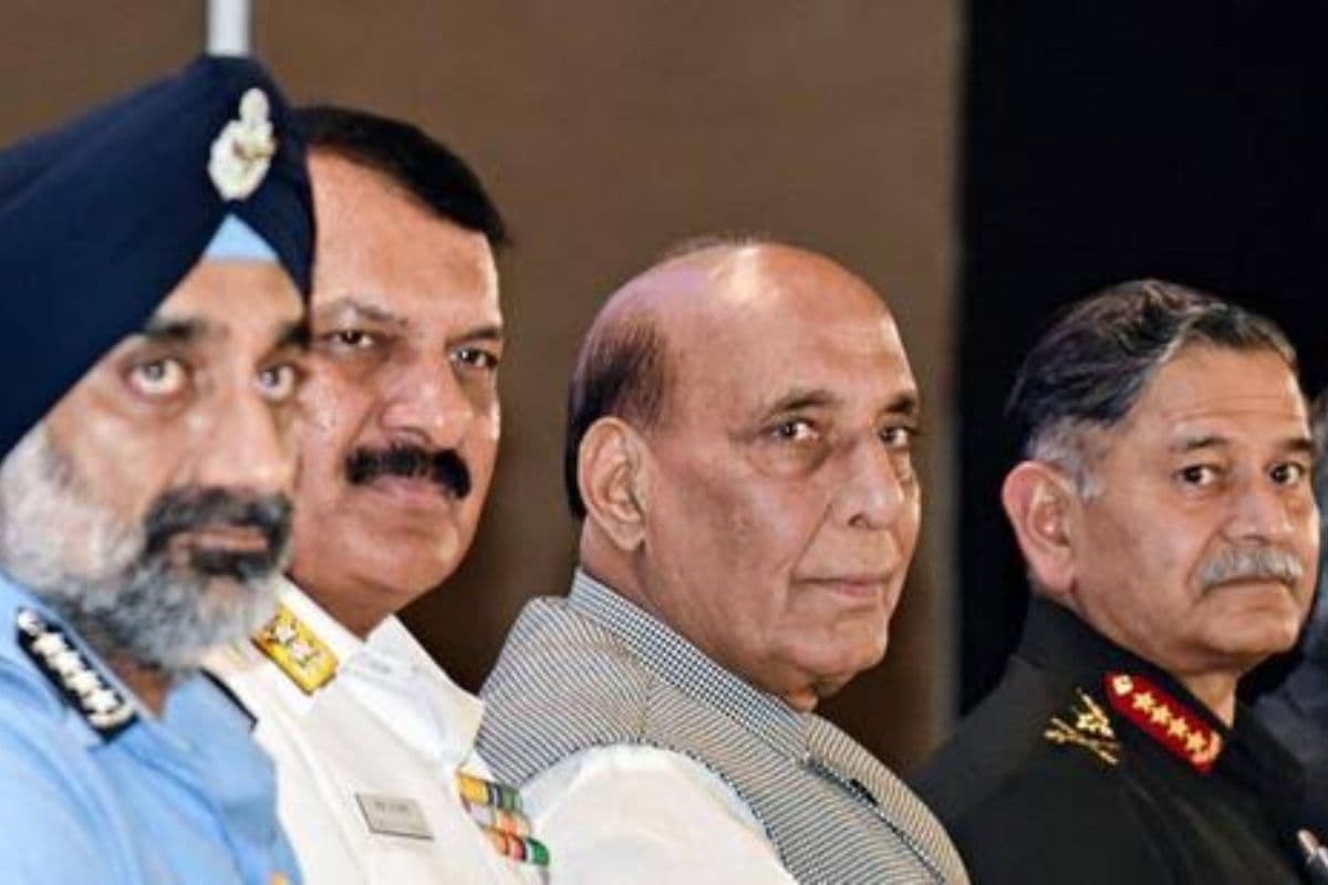 पाकिस्तानी हमलों के बीच सीडीएस और तीनों सेनाध्यक्षों के साथ अहम बैठक कर रहे राजनाथ सिंह