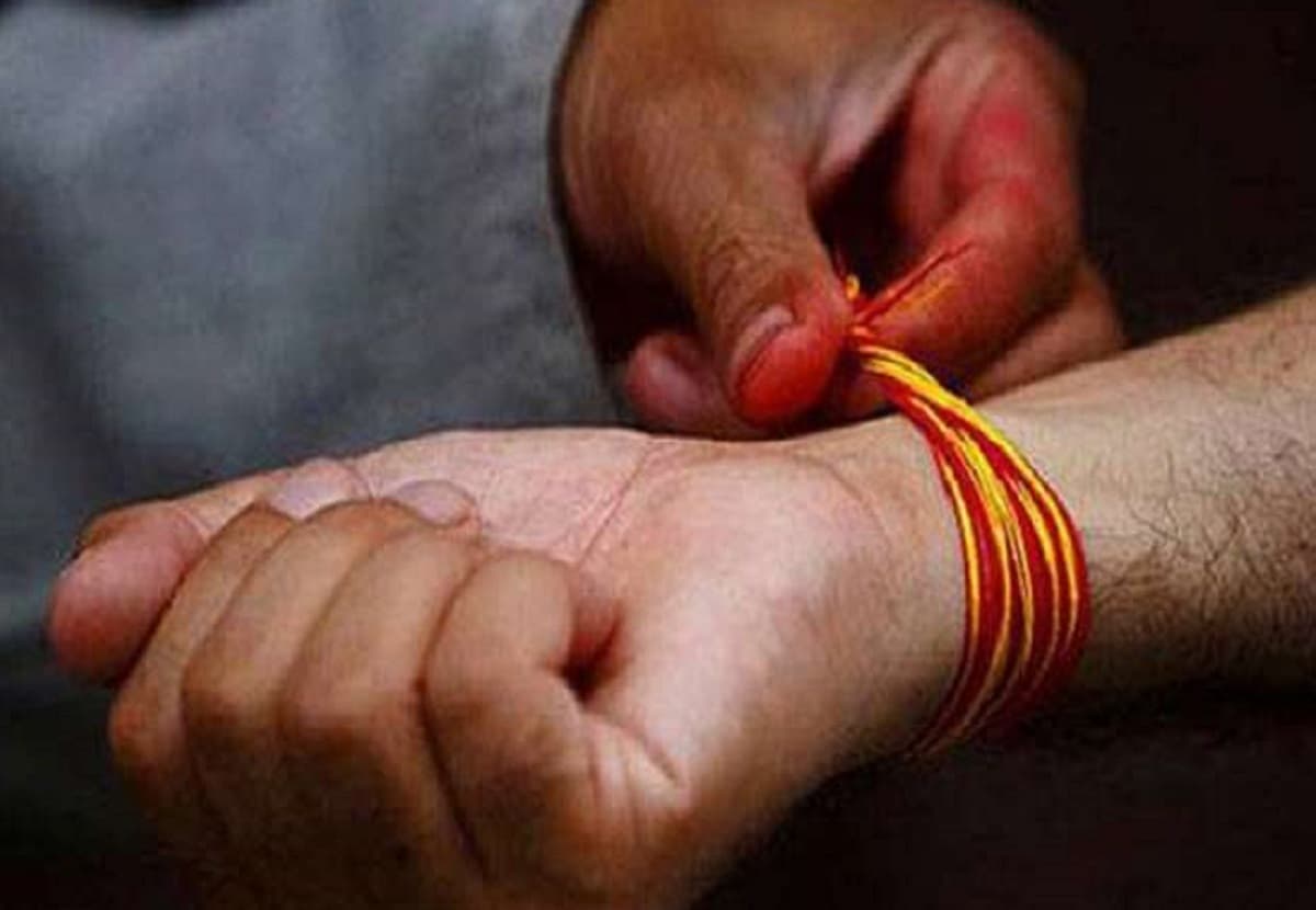 Bihar News: स्कूल में कड़ा-रक्षा सूत्र पर लगी रोक, शिक्षिका पर पिटाई का लगा आरोप