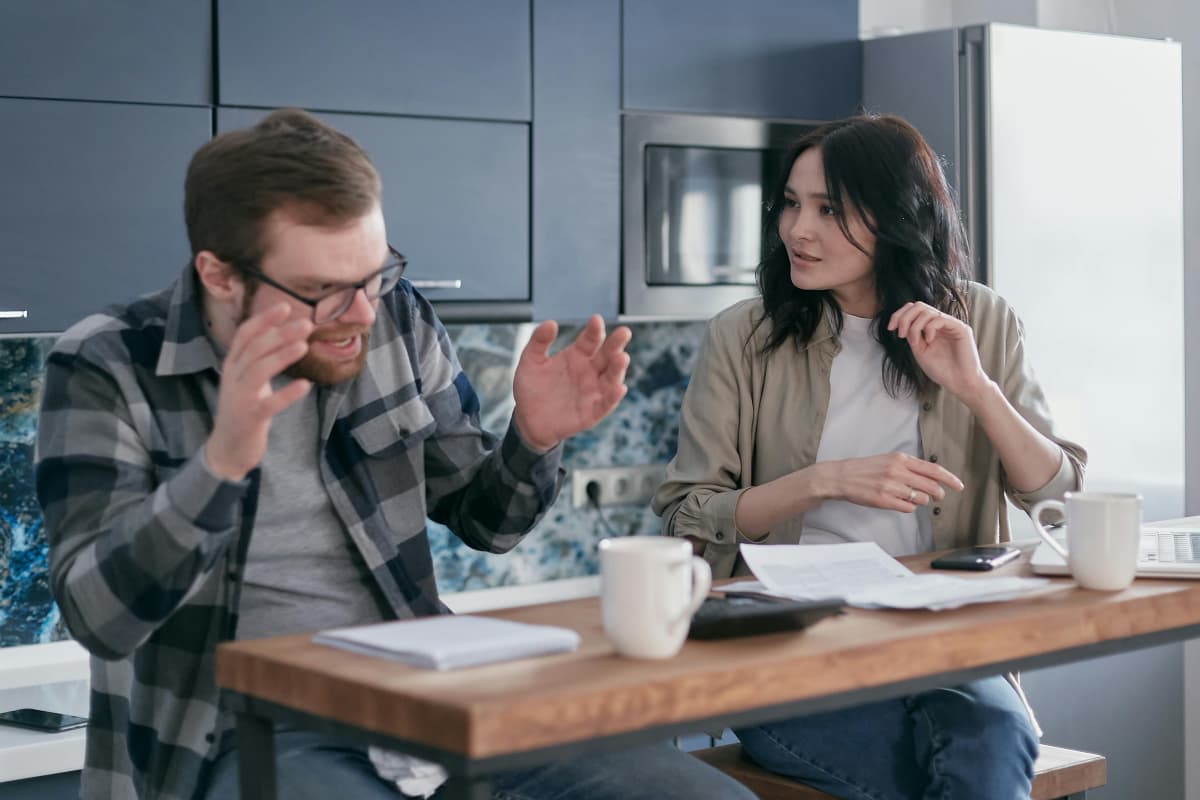 Relationship Tips: पार्टनर के साथ नहीं होंगे झगड़े और रिश्ते में आएगी मजबूती, इन बातों को इग्नोर करने में ही है आपकी भलाई