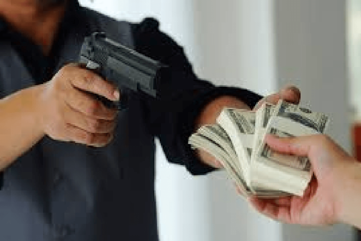 Bihar Robbery News: मालिक को बंधक बना ज्वेलरी शॉप में 10 लाख की हुई लूट, हथियार लहराते भाग गये लुटेरे