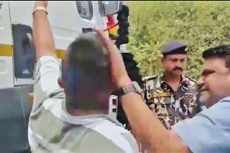 Viral Video: बिहार में ट्रक ड्राइवर को ताबड़तोड़ थप्पड़ जड़ते अफसर, वीडियो हो रहा खूब वायरल