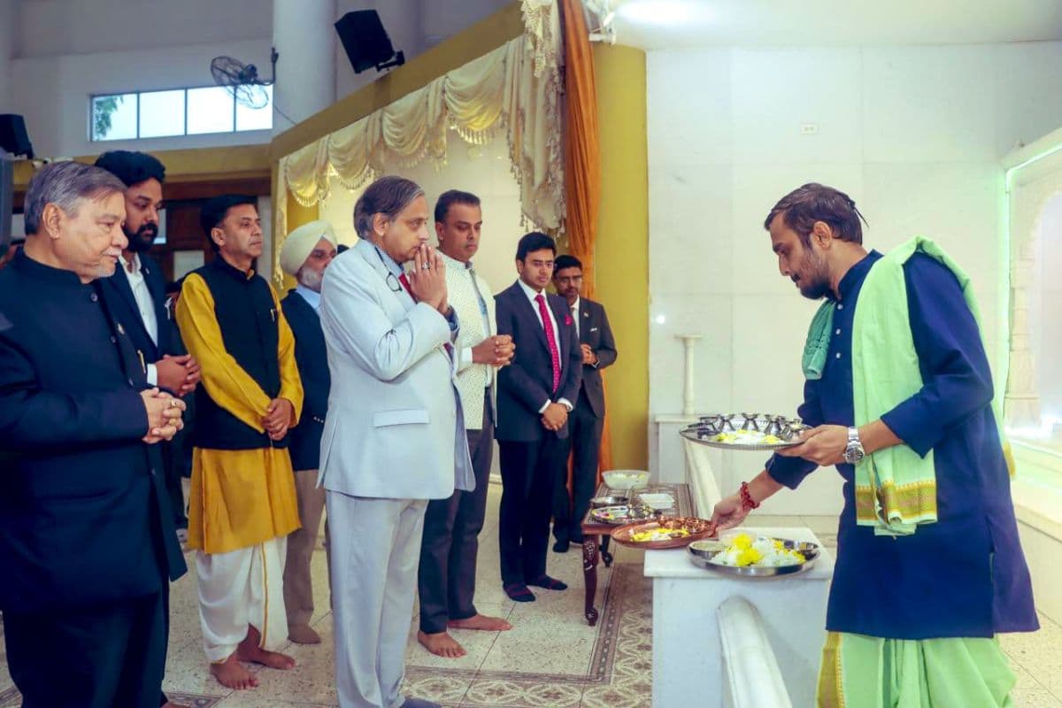 shashi tharoor and team in temple