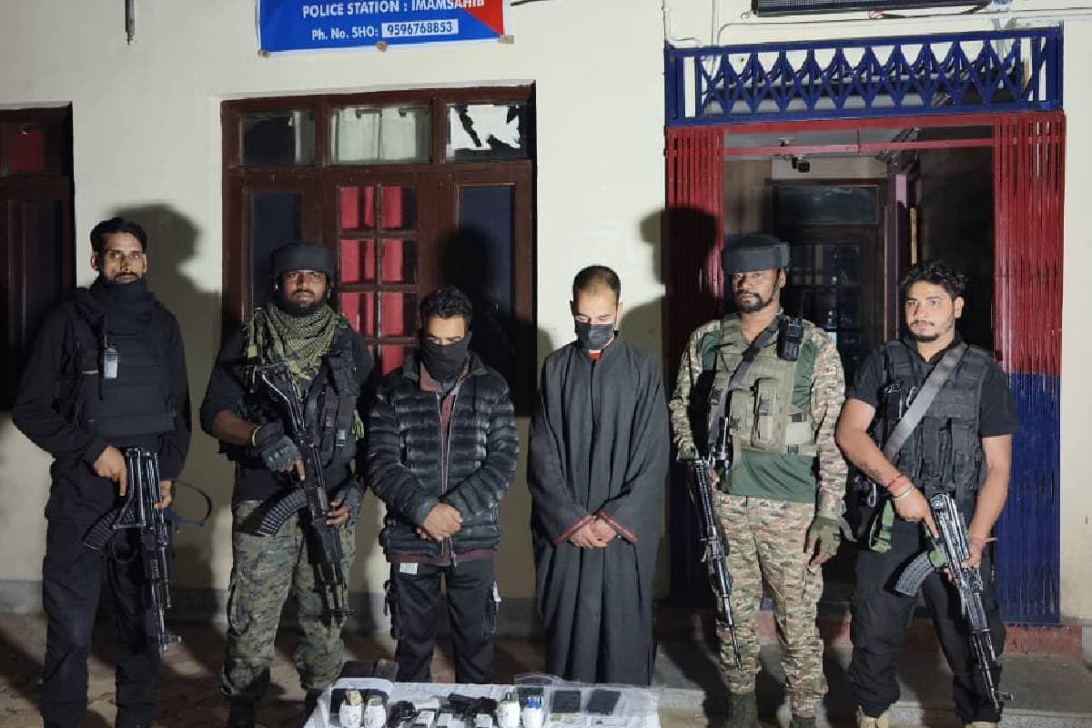 Jammu & Kashmir : आतंकियों के दो मददगार दबोचे गए, सुरक्षाबलों को मिली बड़ी कामयाबी