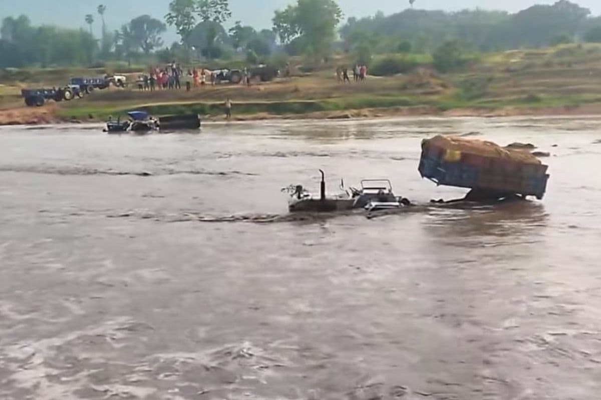 झारखंड की हहारो नदी में पानी की तेज धार में बह गए दो ट्रैक्टर, टला बड़ा हादसा, मूसलाधार बारिश से बढ़ा जलस्तर