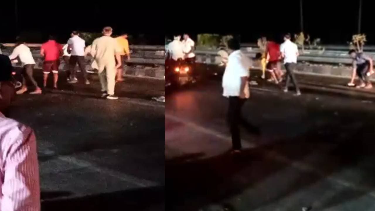 सड़क पर हुई पैसों की बारिश! 500 रुपये के नोटों को लूटने के लिए लोगों में मची होड़, देखिए Viral Video