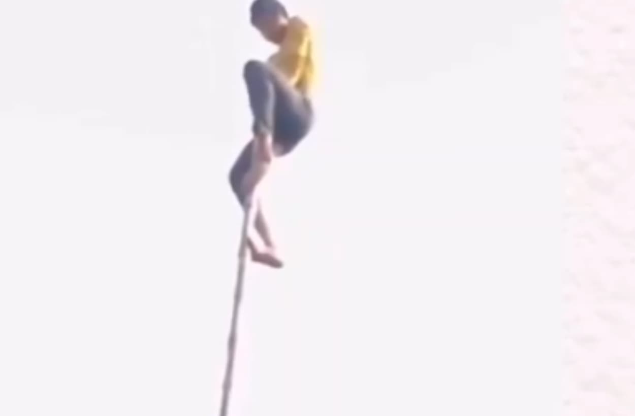 Viral Video: गर्मी भगाने के जुगाड़ ने इंटरनेट पर मचाया धमाल, बांस पर घूमते युवक का वीडियो वायरल