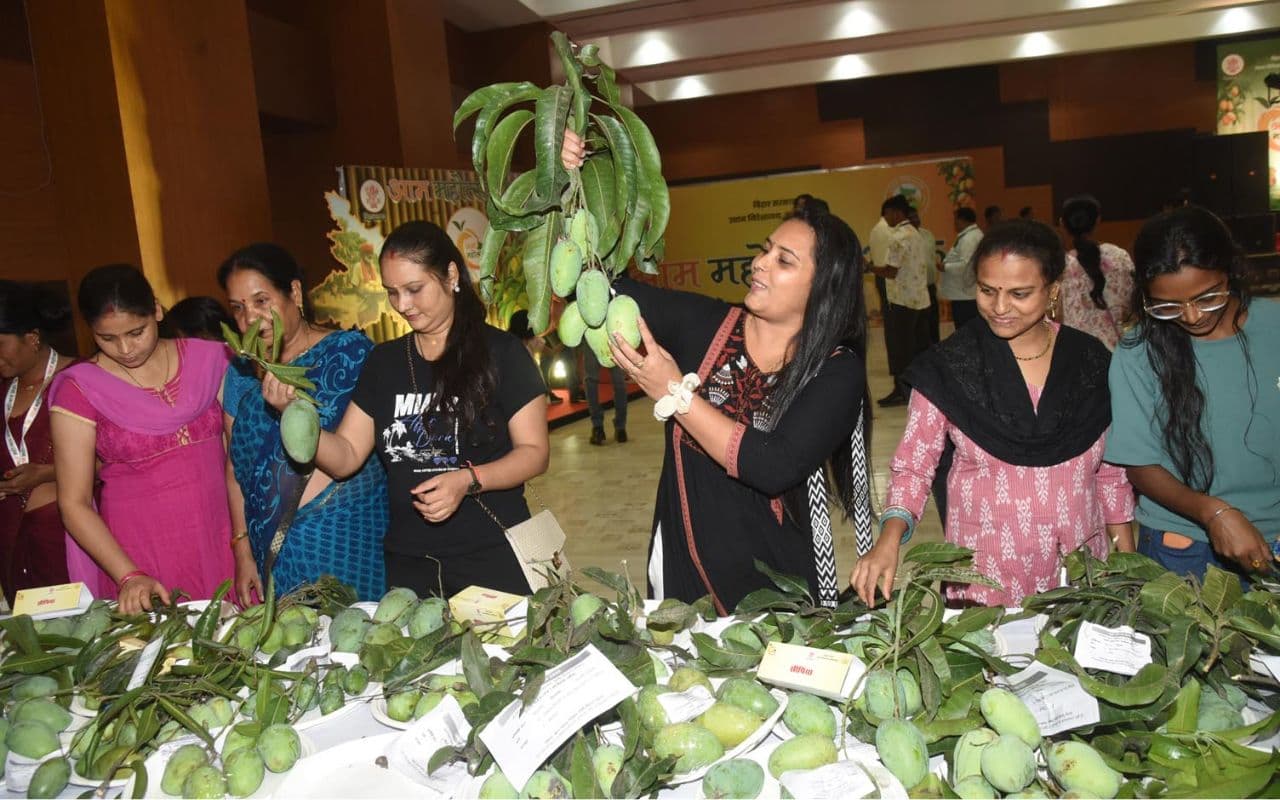 Bihar News: आम खाने में सबसे फास्ट रहे पटना के रियांश, नौ सेकंड में मधुबनी के विप्लव ने खाया एक आम