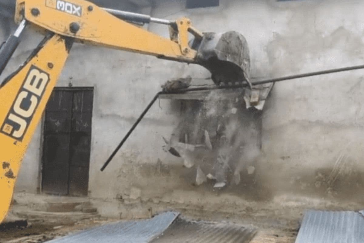 Bihar News: तिहरे हत्याकांड में चला प्रशासन का बुलडोजर, आरोपियो की संपत्ति की हुई कुर्की-जब्ती