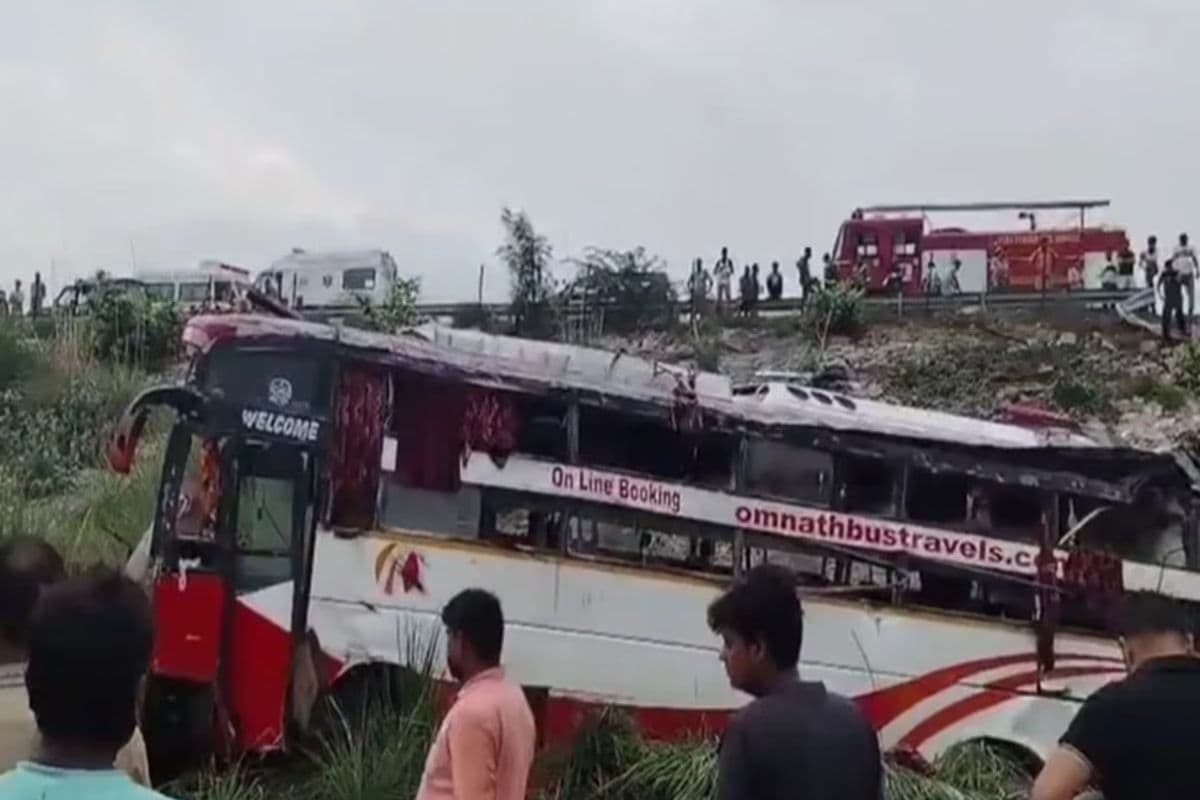 इटावा में दुर्घटनाग्रस्त बस
