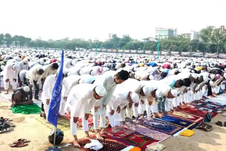 Bakrid 2025: बिहार में कुछ इस तरह मनी बकरीद, अलग-अलग जगहों में अदा की गई नमाज की देखिए तस्वीरें