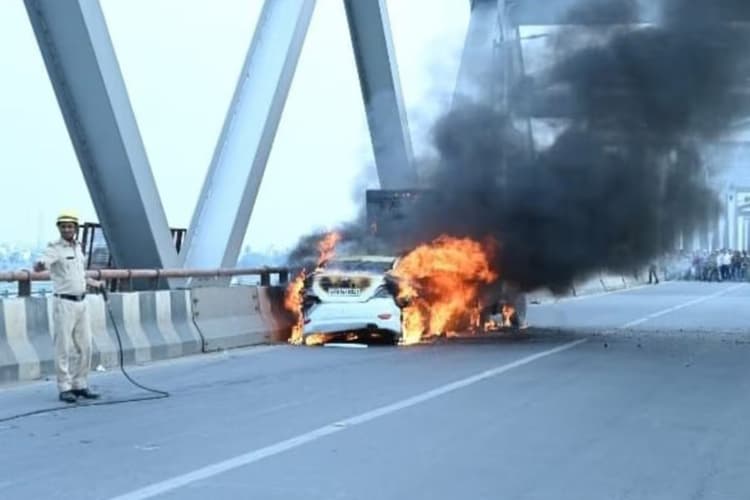 पटना: जेपी सेतू पर कार और पिकअप की टक्कर, धूं-धूं कर जली गाड़ियां