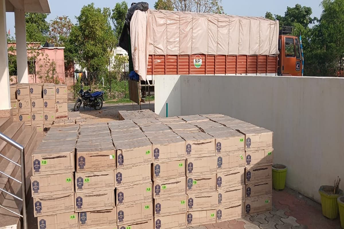 ट्रक से जब्त अंग्रेजी शराब