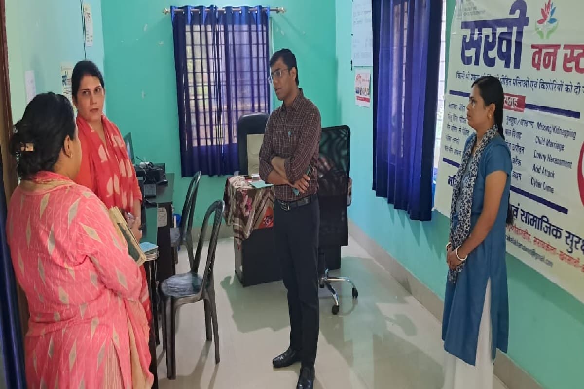 DDC inspection: सरायकेला में डीडीसी ने सखी वन स्टॉप सेंटर का किया औचक निरीक्षण, पौधे भी लगाये