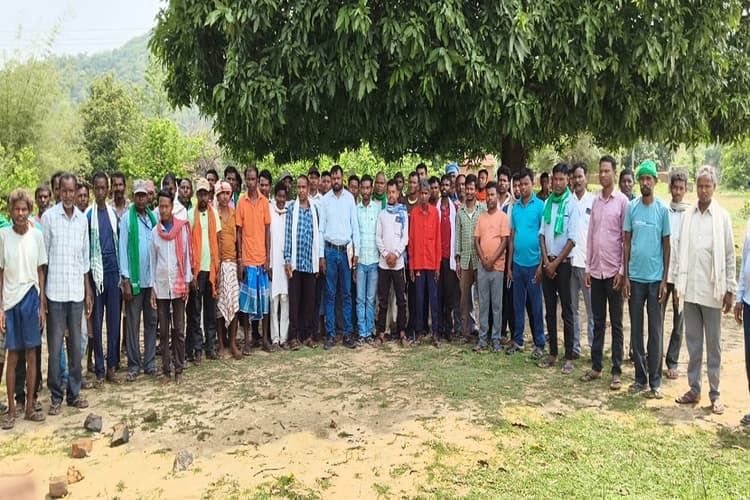 Anti-Drug Campaign Dhanbad: नशा मुक्त समाज बनाने की ओर आदिवासी एकजुट, पूर्वी टुंडी में लिया गया संकल्प