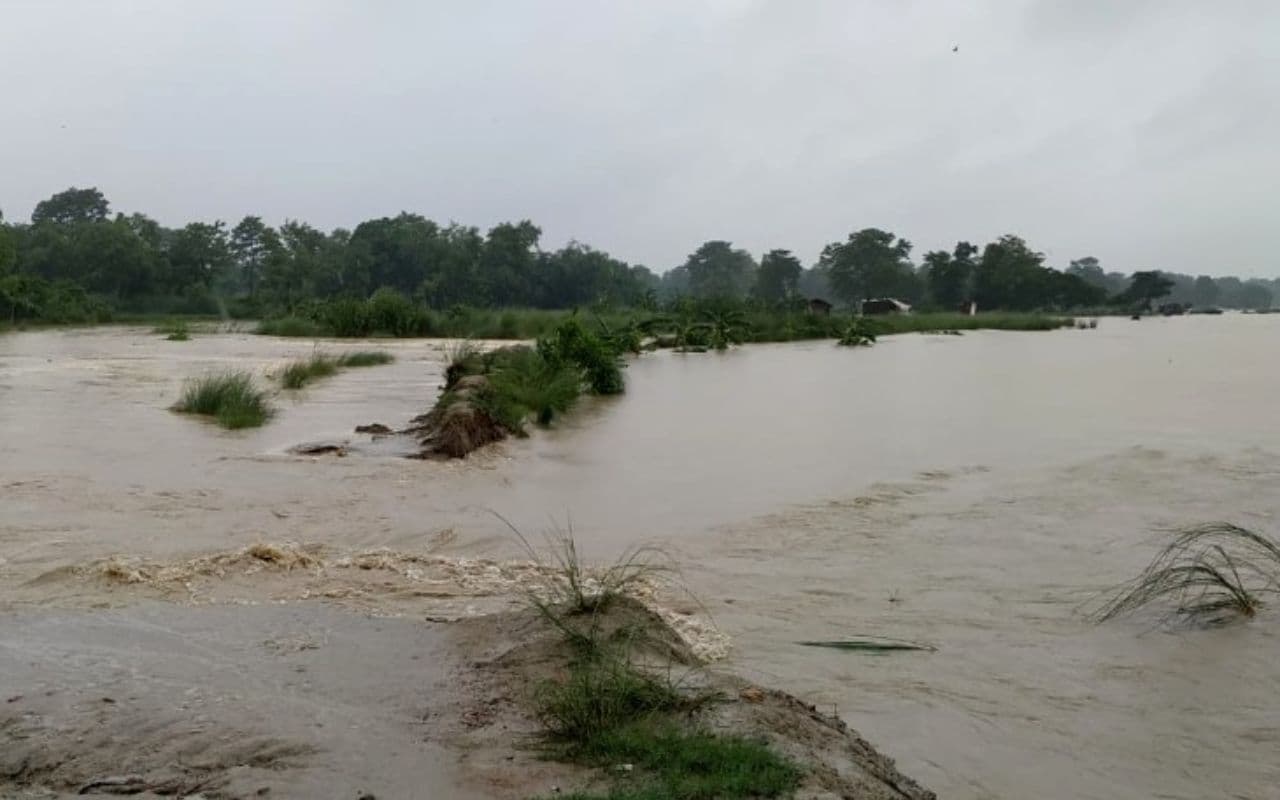 Flood in bihar: बिहार के बागमती नदी में आयी बाढ़, पानी की तेज धार में बह गया पुल, आवागमन ठप