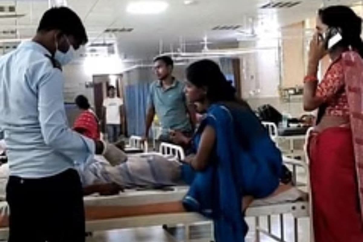 Madhepura News: मेडिकल कॉलेज में स्लाइन लगा रहा था सुरक्षा गार्ड, वीडियो वायरल होते ही सख्त हुआ प्रबंधन