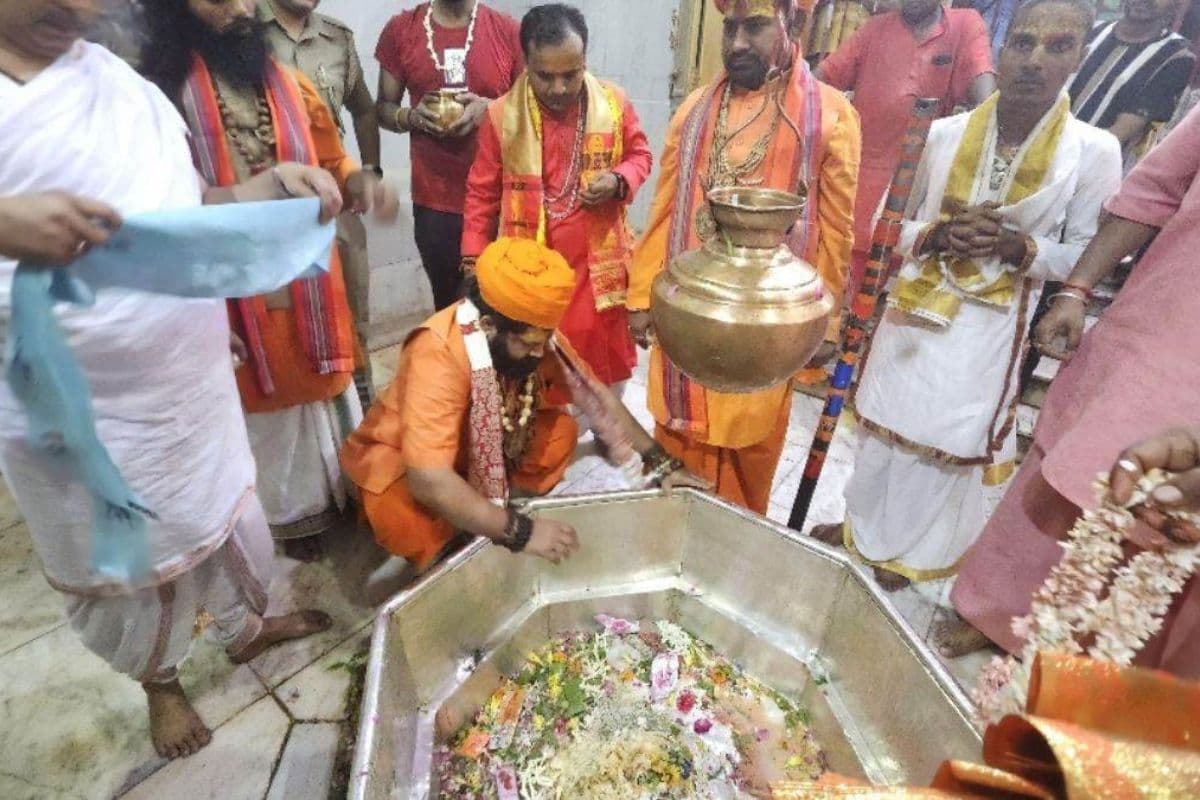 पूजा करते महंत राजू दास