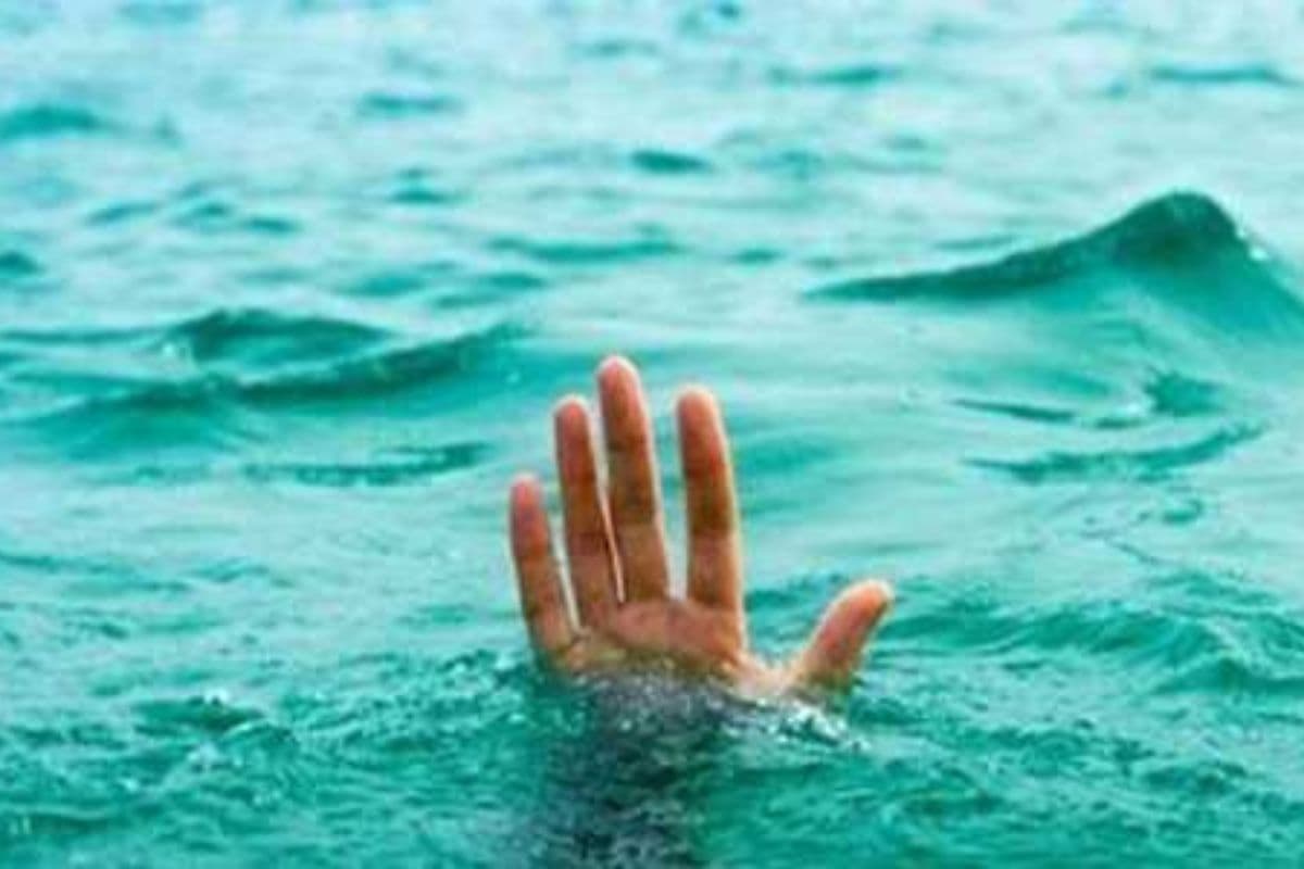 Patna: नहाते वक्त ऊंचे टीले से गंगा में कूदे 5 दोस्त, तेज बहाव में लापता 2 की तलाश जारी