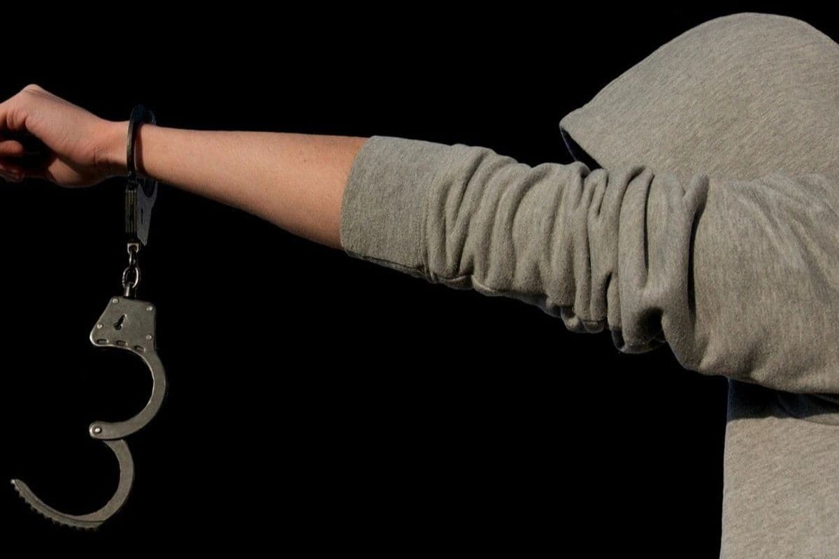 नवादा: हाथ में पकड़े रह गए हथकड़ी और फरार हो गया कैदी, गजब है बिहार पुलिस