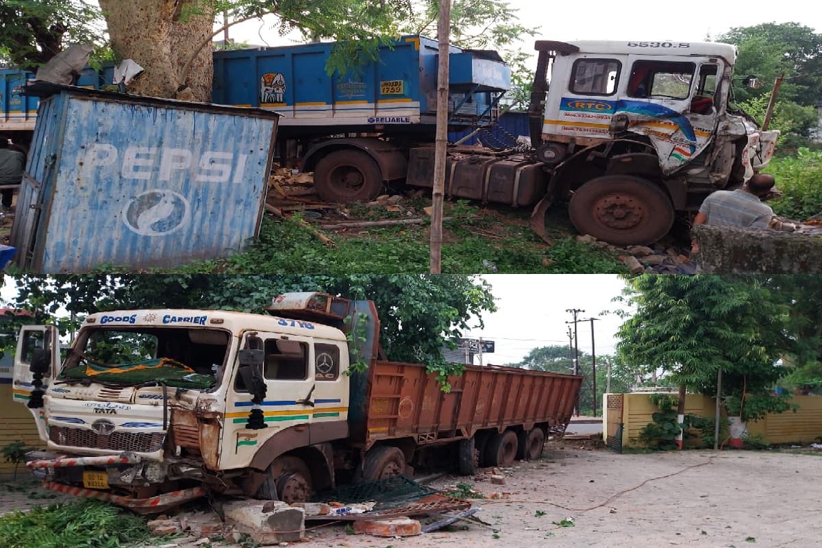 सरायकेला में दो वाहनों की टक्कर, ओवरटेक के चक्कर में दुकान में घुसा ट्रेलर, बुजुर्ग महिला घायल