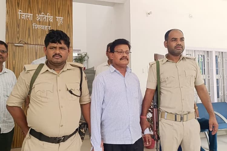 Bihar: 70 हजार घूस लेते पकड़ा गया क्लर्क, ऐसे हुई गिरफ्तारी