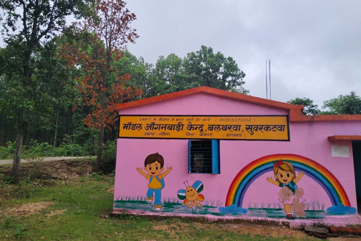 Bokaro News : बच्चों की सुरक्षा से खिलवाड़! आंगनबाड़ी केंद्र के पास वज्रपात से जला पेड़, एक भी केंद्र में तड़ित चालक यंत्र नहीं