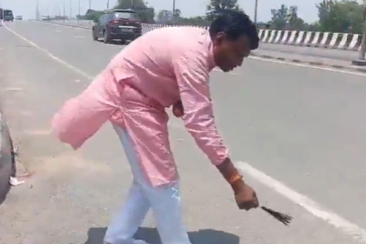 Video: ‘सड़क जी ने तेजस्वी को बचाया ’, तेजस्वी यादव के समर्थक सड़क को दिखाने लगे अगरबत्ती, किया धन्यवाद