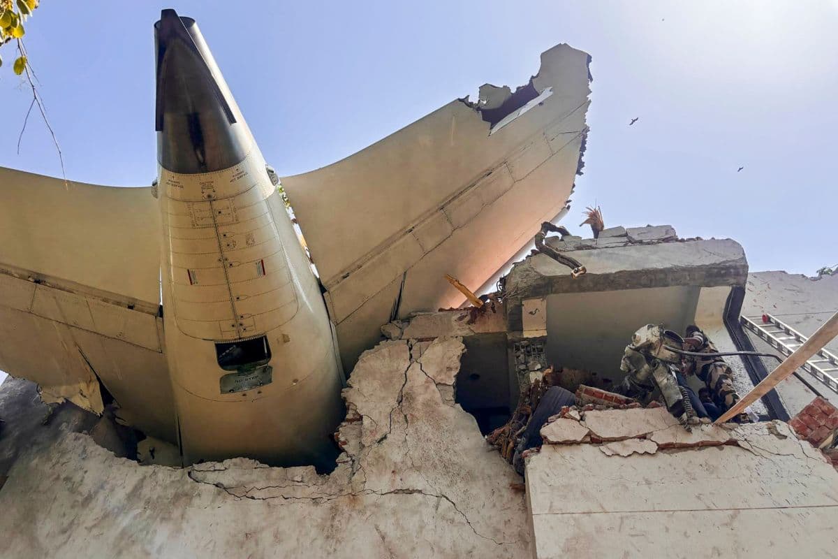 Air India का विमान उड़ान के 5 मिनट बाद ही हो गया क्रैश, देखें हादसे ही भयावह तस्वीरें